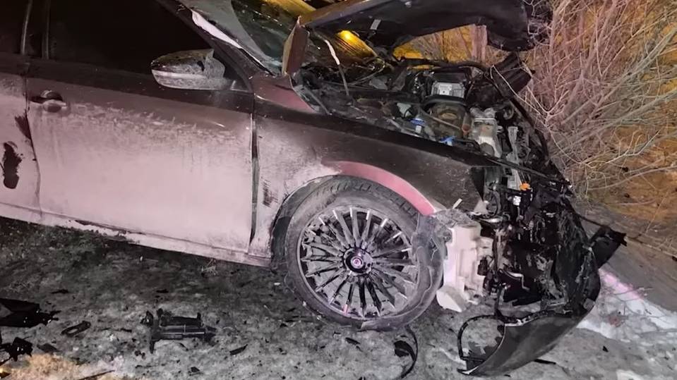 Два автомобиля лоб в лоб столкнулись в Магнитогорске