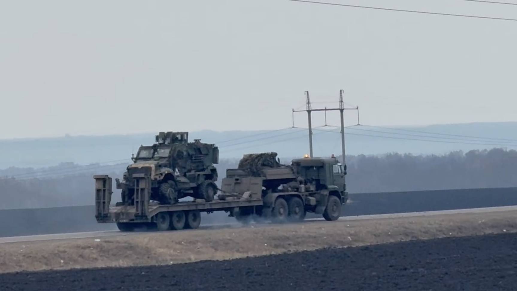 Российские военные эвакуируют затрофеенную технику ВСУ из освобождённой Суджи — видео