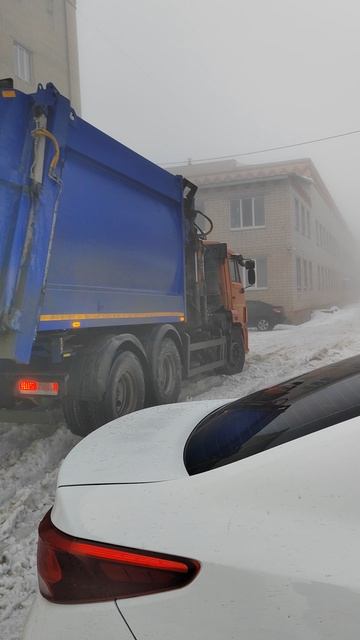 мусоровоз застрял в снежной каше