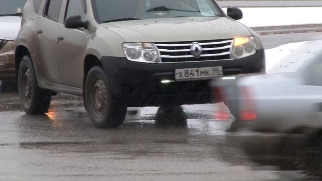 Дорожные полицейские призывают каменцев не торопиться со сменой зимней резины на летнюю. Панорама 14