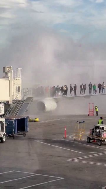 В аэропорту Денвера загорелся самолет American Airlines.