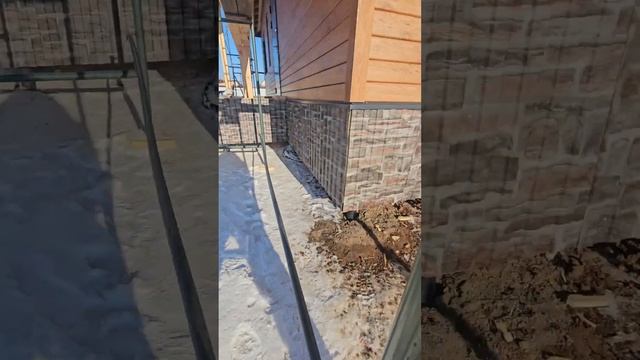 Заканчиваем отделку фасада металлосайдингом софит под дерево в Нижней Тавде #100domov72 #фасад