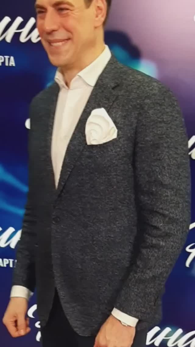 Цветущий Дюжев продемонстрировал широкую улыбку на красной дорожке