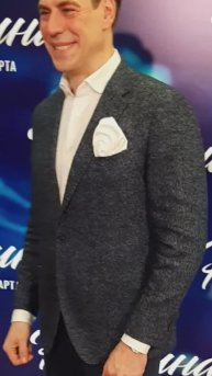 Цветущий Дюжев продемонстрировал широкую улыбку на красной дорожке