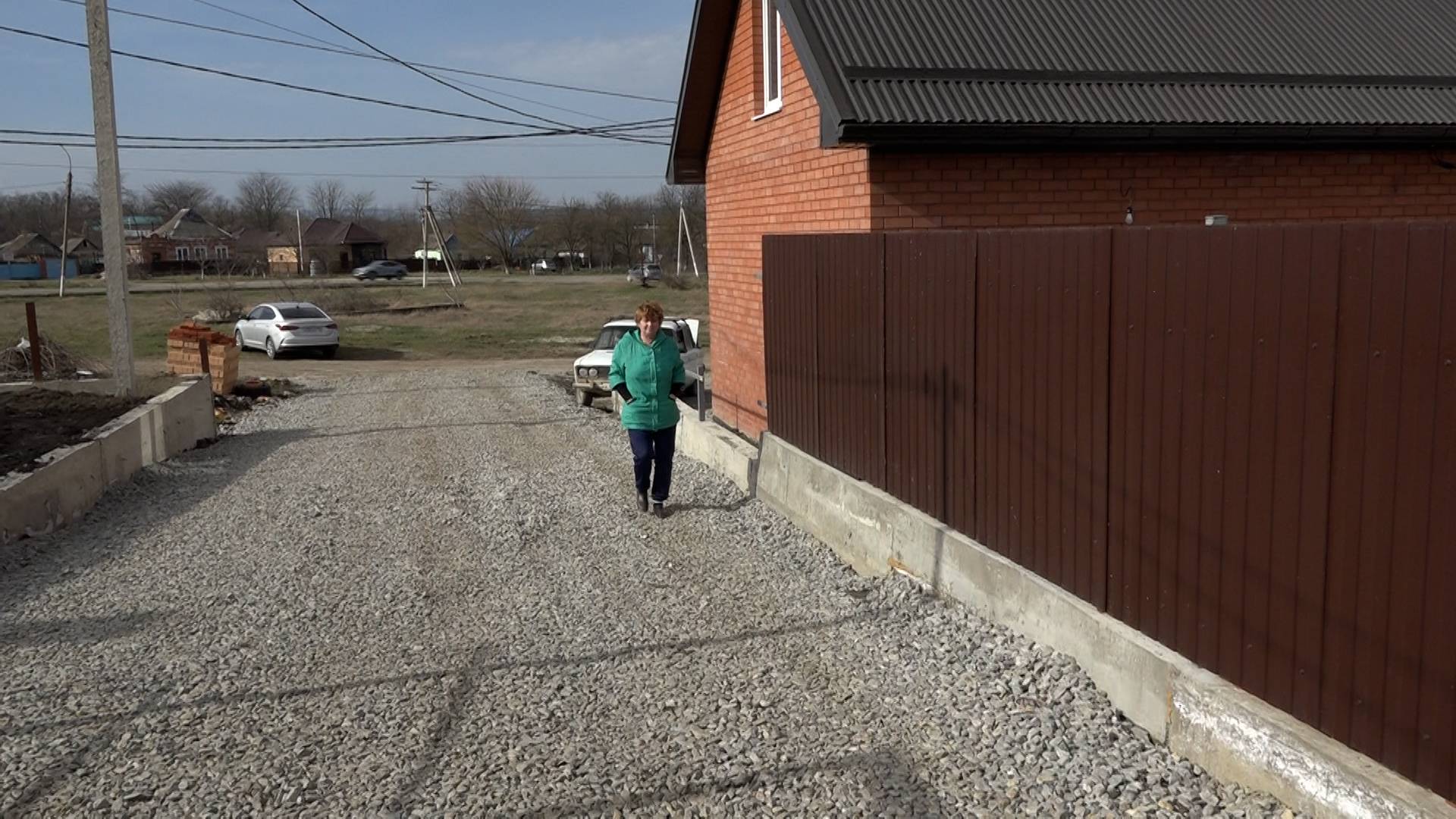 Северчанка Наталья Макеева около года вынуждена окапываться в собственном дворе