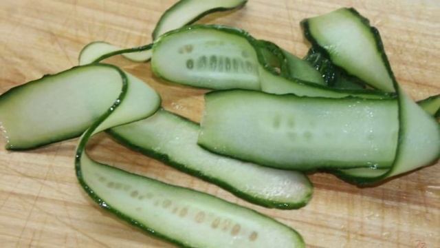 Мини рулеты с огурца
