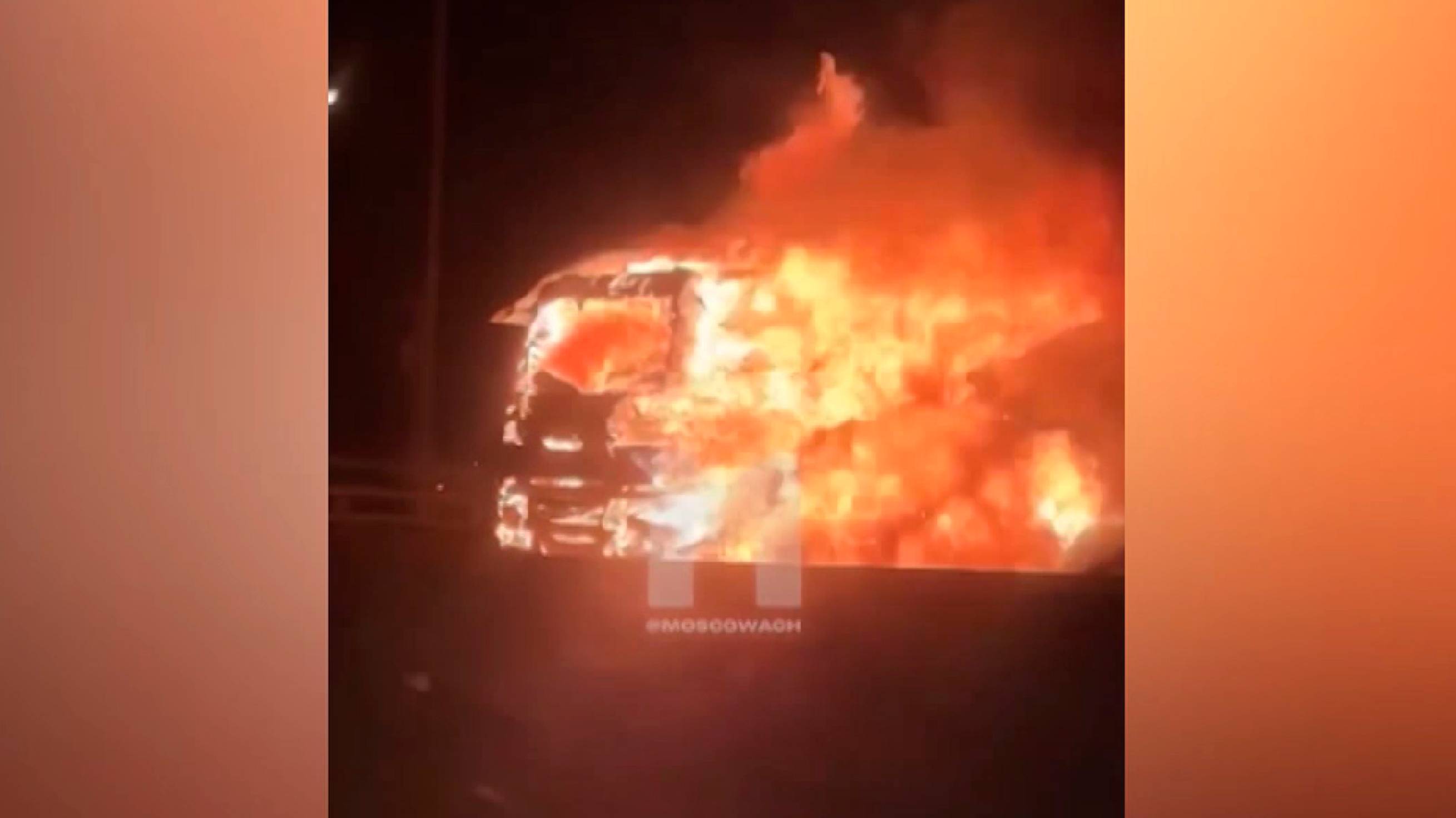 Грузовик загорелся на 48-м километре МКАД этой ночью