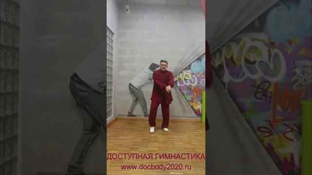 Упражнения с тренировочным двуручным мечом Цзянь в студии (3)