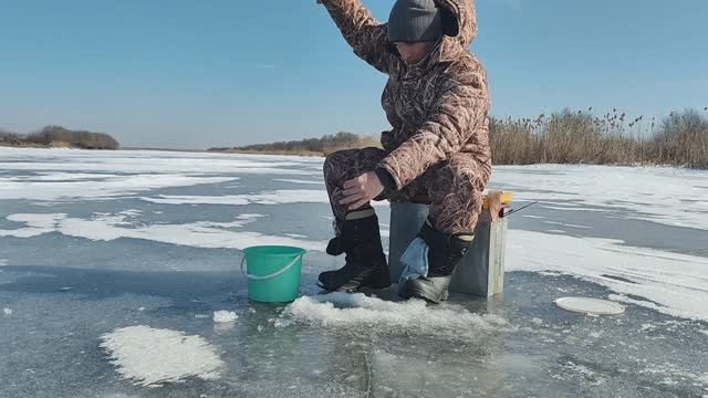 ПОСТАВИЛИ ЖЕРЛИЦЫ НА ЩУКУ))НАЛОВИЛИ ЖИВЦА НА ПОПЛАВОК И МОРМЫШКУ))ОТЛИЧНЫЙ МАРТОВСКИЙ ДЕНЁК!!