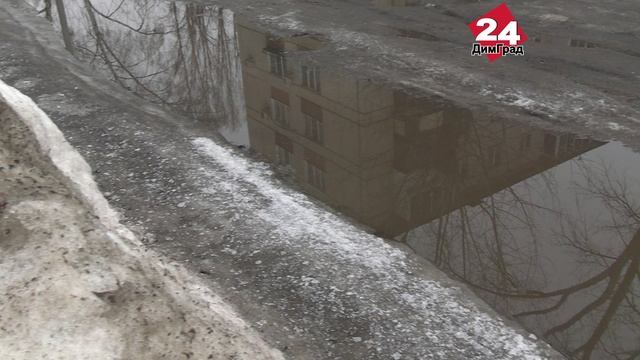 Где-то расчищено и сухо, а где-то вода и лед