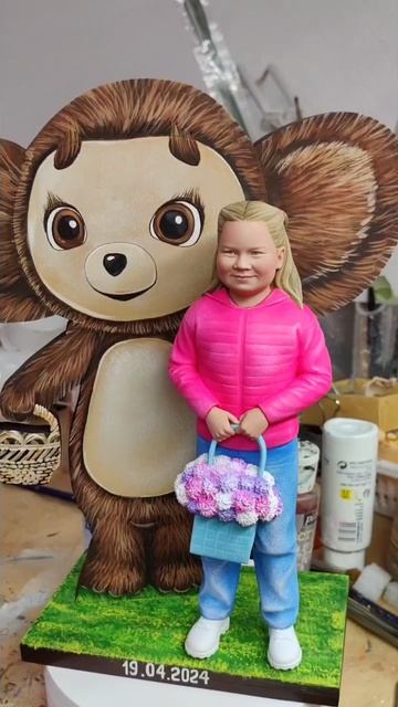 Девочка с Чебурашкой – волшебная комбинация 3D-фигурки и 2D-арта из дерева