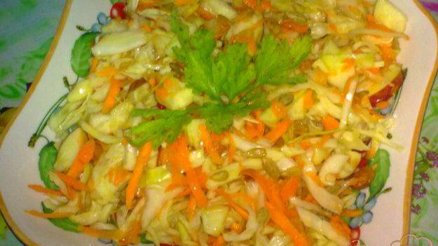 Салат из капусты с яблоком