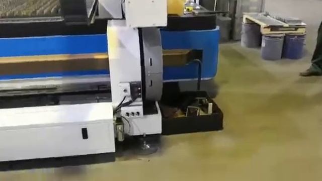 Лазерный станок нарезает детали для изготовления лестницы на металлическом каркасе