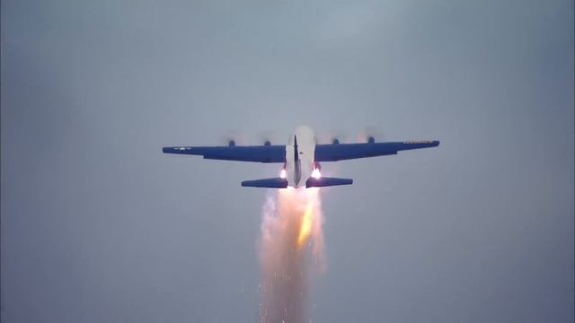 Уникальный Lockheed C-130 Hercules оборудованный ракетными ускорителями для быстрого набора высоты