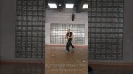 Упражнения с тренировочным двуручным мечом Цзянь в студии (15)