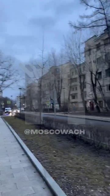 ⚡️Обломки беспилотника повредили карниз крыши дома в ЖК «Авангард».