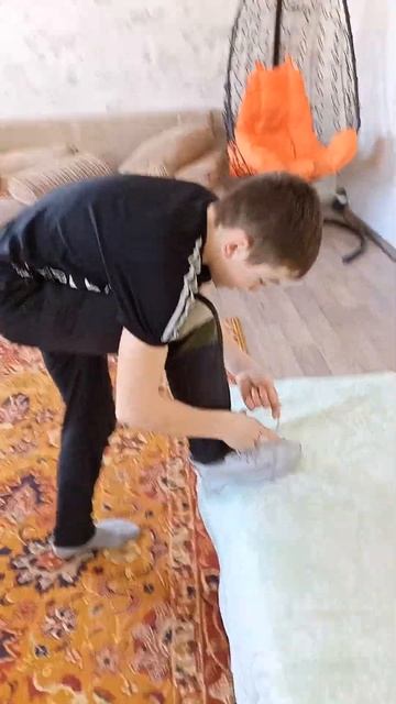 хотел завязать шнурки