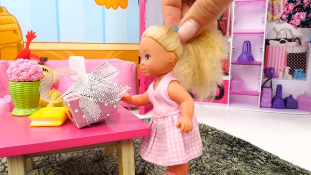Штеффи одна дома - Накрасилась и нарядилась в платье Барби - Игры в куклы