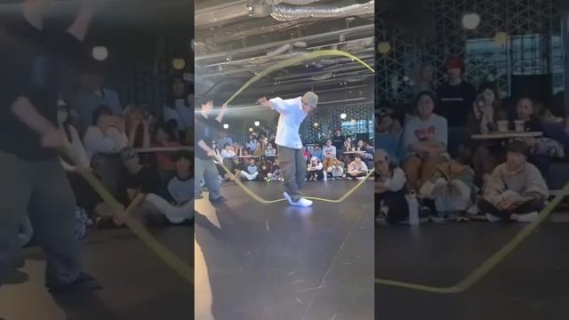 &. Танец на скакалках