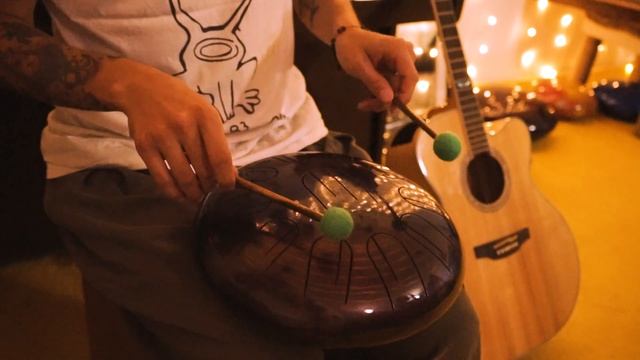 Игра на глюкофоне и гитаре /  Playing on a steel tongue drum & guitar