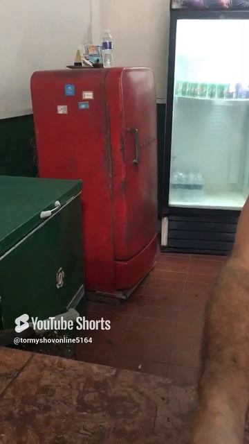 Куба. Обработка кокоса,чтобы можно было пить кокосовый сок