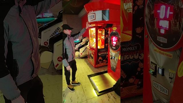 Мы с Русланом бьём боксерскую грушу.