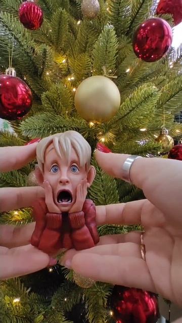 Барельеф на магните «Один дома» – культовая сцена у вас на холодильнике!