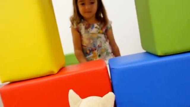 Видео для детей. Играем в конструктор с игрушками