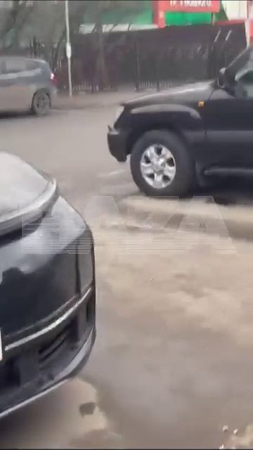 🤯С крыши здания прямо на машины, которые стояли на открытой парковке, снесло рубероид.  Пострадали