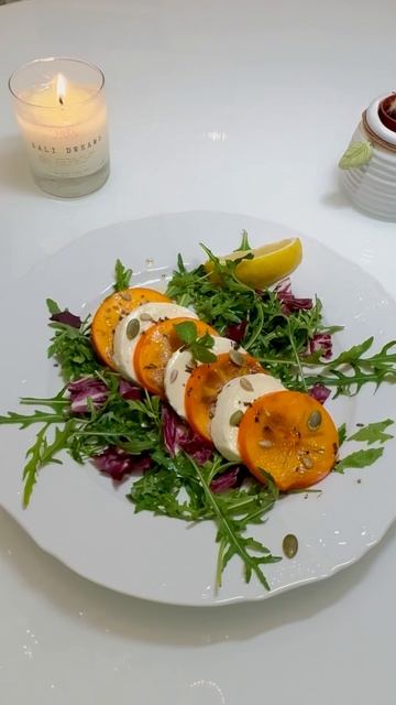 Салат Капрезе с хурмой и моцареллой