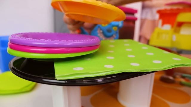 Игрушки тянучки, машинки и Маша Капуки Кануки! Видео для детей. Готовим вместе! Игры на кухне