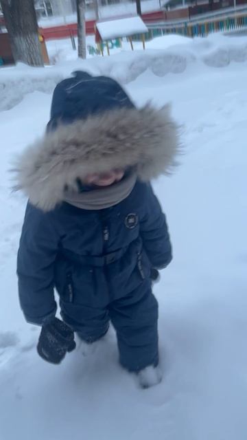 Володя возле входа в детский сад