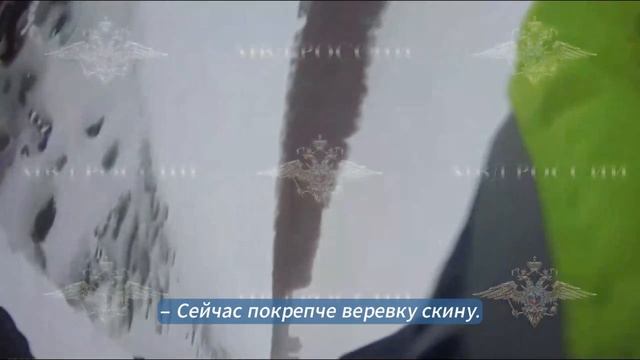 Помощь мужчине, упавшему в реку во время катания на тюбинге.