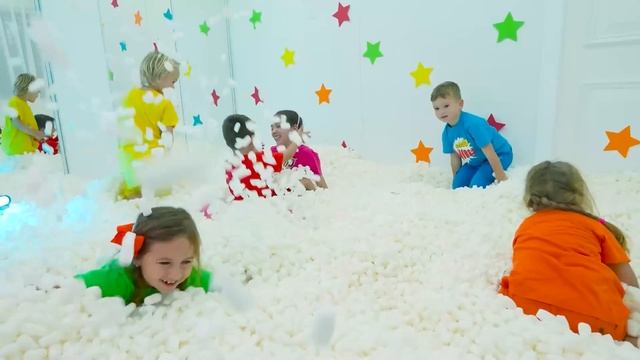 Влад и Ники -  Крис превращает Дом в батутный парк   Дети развивают творческие способности и воображ