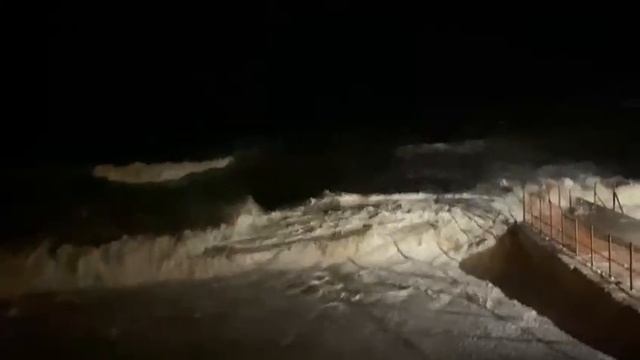 шторм Сочи 5 баллов пляж Светлячок
