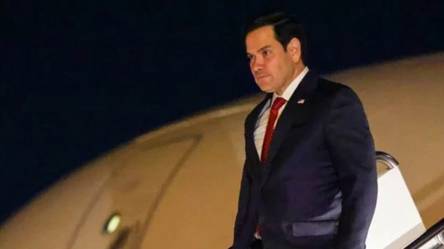 Госсекретарю США расстелили в Канаде короткую красную дорожку у лужи.