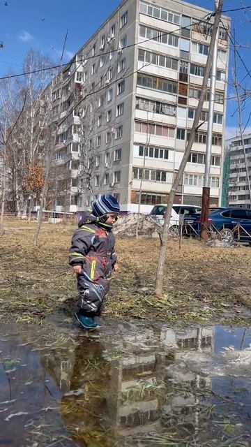 Володя ходит по лужам в резиновых сапогах в апреле. 04.04.2024