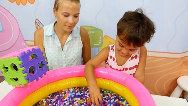 Бассейн с шариками. Учим цвета и геометрические фигуры