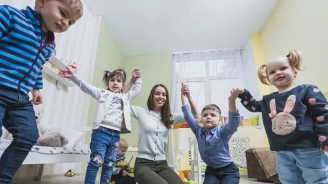 В России снижается количество педагогов в школах и детсадах