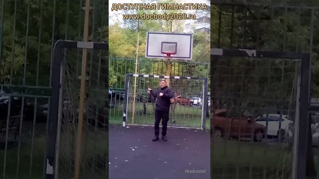 Упражнения с двуручным мечом Багуа Дао на игровой площадке (8)