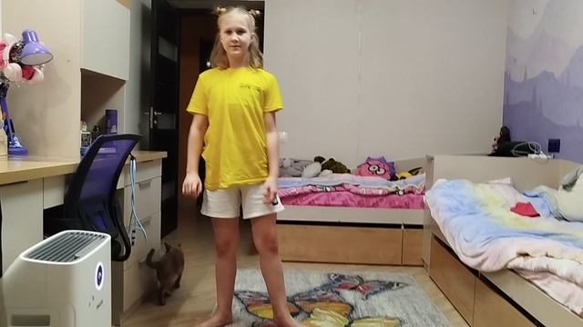 сестра танцует