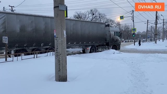 Не опять, а снова: движение в Хабаровске встало колом после снегопада