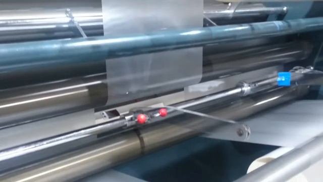 Продольная резка рулонов пленки для ламинирования БОПП, толщиной 20 мнк.