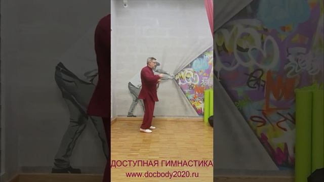 Упражнения с тренировочным двуручным мечом Цзянь в студии (6)