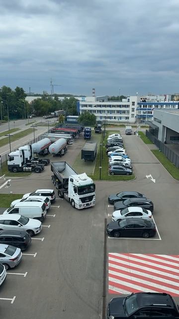 Профи загоняет полуприцеп на стоянку