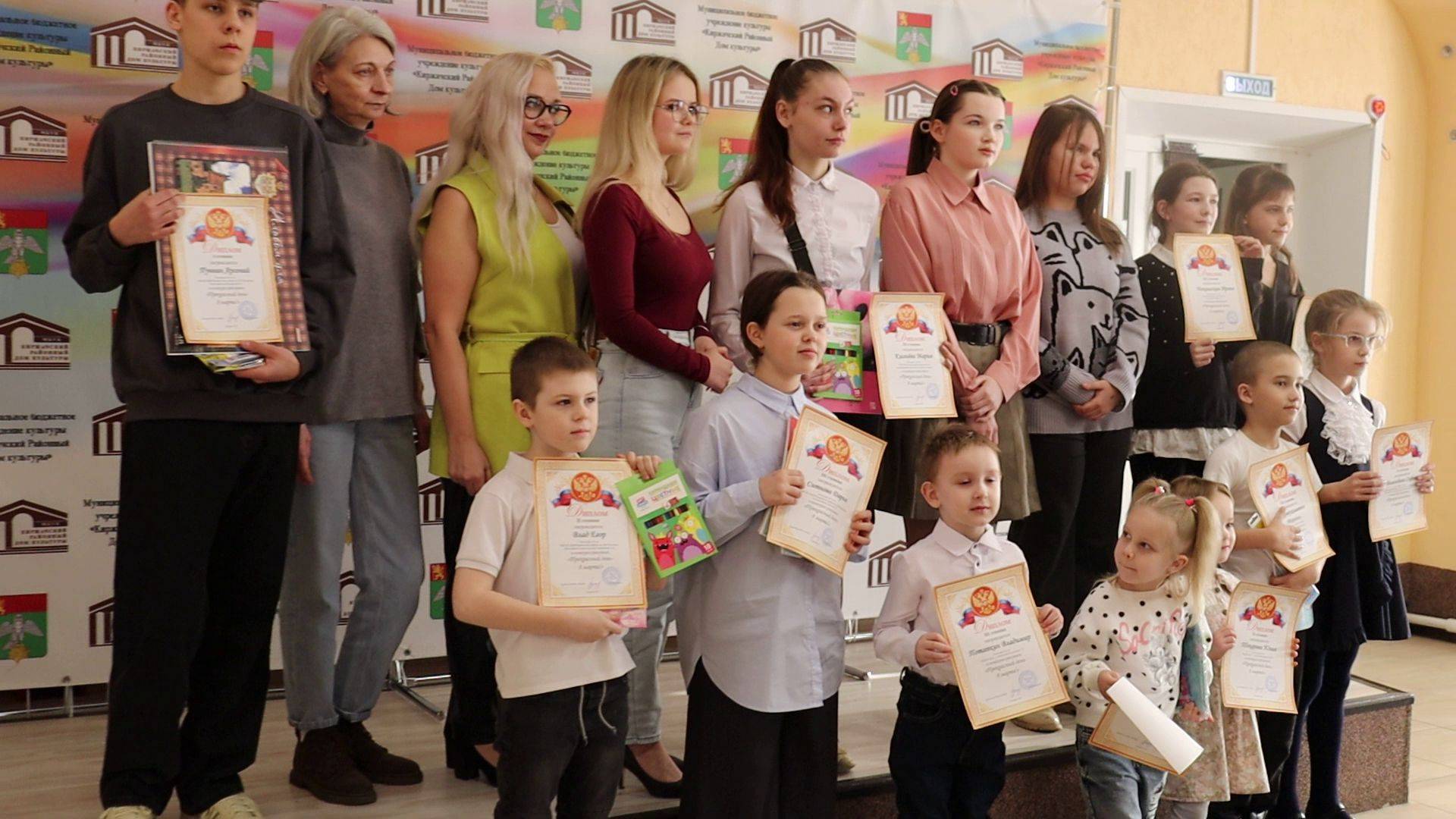 Награждение победителей районного конкурса рисунков "Прекрасный день - 8 марта"