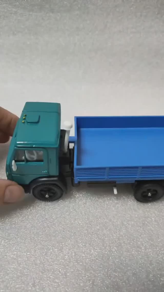 Модель автомобиля коллекционная 143 КАМАЗ 5320