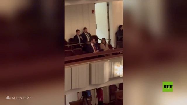 نائب الرئيس الأمريكي وزوجته يتعرضان لصيحات استهجان أثناء حفل موسيقي