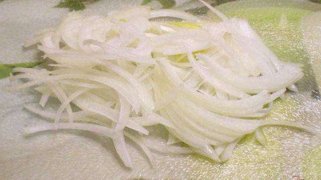 Салат с китайскими грибами и квашенной капустой.