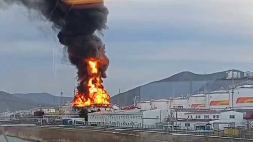 К тушению пожара в нефтекомплексе в Туапсе привлекли еще больше людей и техники